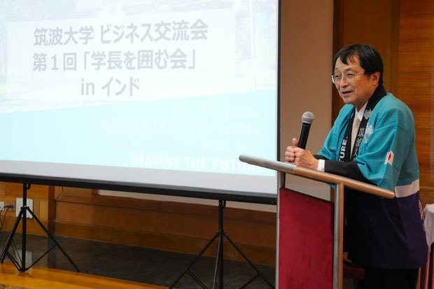交流会で講演する筑波大学の永田恭介学長＝３日、インド北部グルガオン（ＮＮＡ撮影）
