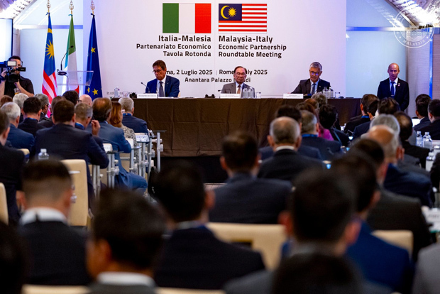 アンワル首相（中央奥）は、マレーシア・イタリア経済連携円卓会議を主宰した＝２日、ローマ（アンワル氏の公式フェイスブックより）