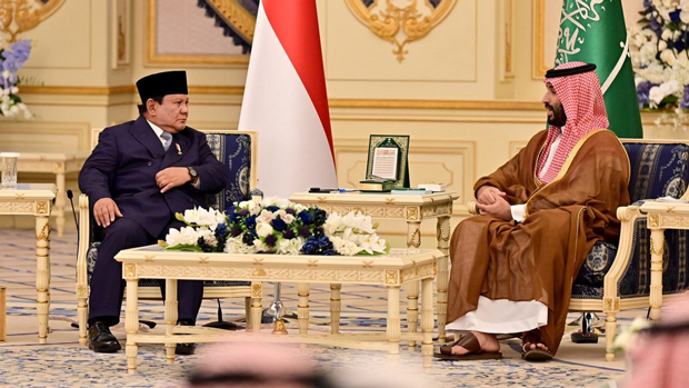 プラボウォ大統領（左）はサウジアラビアを公式訪問しムハンマド皇太子と会談した＝２日、サウジアラビア・ジッダ（インドネシア大統領府提供）