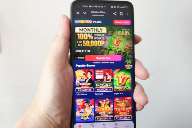 スマートフォンなどで手軽にアクセスできるオンラインカジノ＝７日（ＮＮＡ撮影）