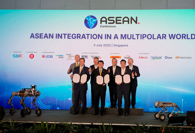 ＵＯＢマレーシアはマレーシア製造業連盟（ＦＭＭ）、シンガポール製造業連盟（ＳＭＦ）と覚書を締結した＝３日、シンガポール（ＦＭＭ提供）