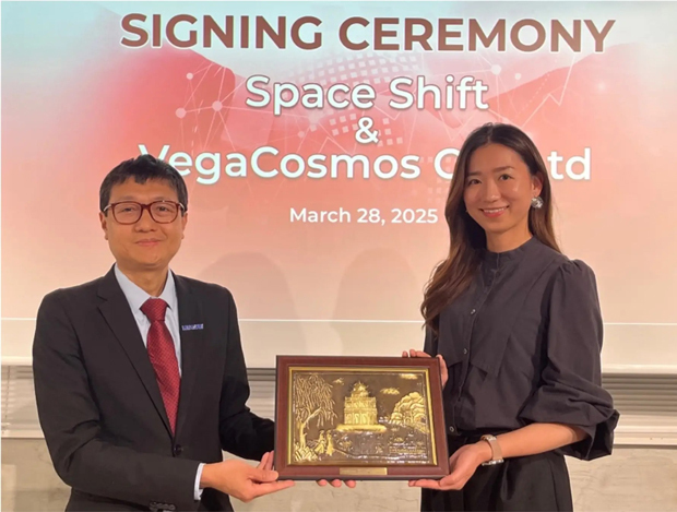 スペースシフトとベガコスモは、衛星データを活用した地理空間アプリケーションおよび技術開発に向け、戦略的業務提携を締結した。多田氏は右（スペースシフト提供）