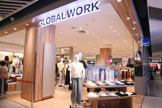 アダストリアはアパレルブランド「GLOBAL WORK」のタイ初店舗を開業した＝４日、ノンタブリ県（ＮＮＡ撮影）