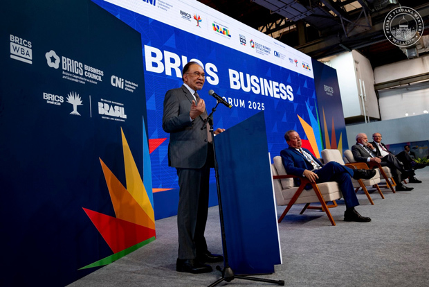 ＢＲＩＣＳ経済フォーラムでスピーチするアンワル首相＝５日、リオデジャネイロ（アンワル氏の公式フェイスブックより）
