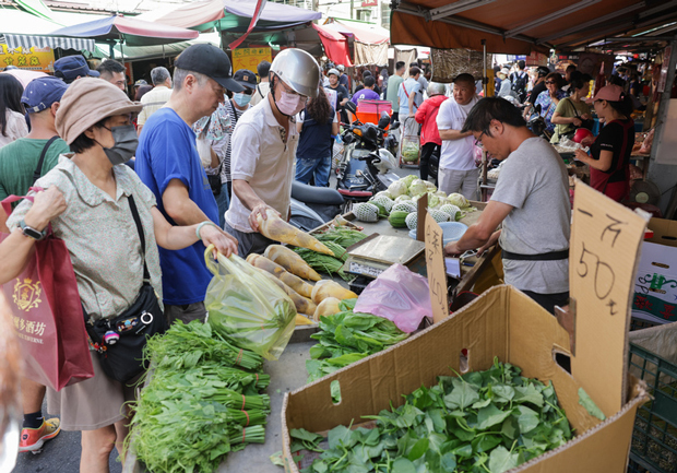 台風の接近を控え、多くの市民が野菜を求めて市場を訪れた＝６日（中央通信社）