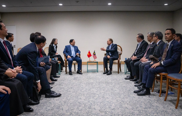 会談するアンワル首相（中央右）とチン首相＝６日、リオデジャネイロ（アンワル氏の公式フェイスブックより）