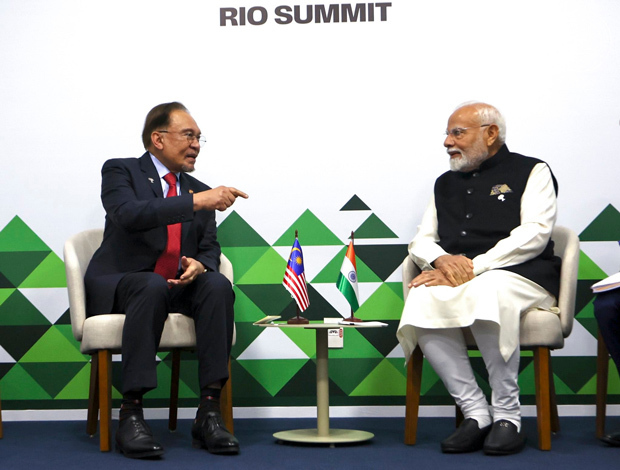会談するアンワル首相（左）とモディ首相＝６日、リオデジャネイロ（アンワル氏の公式フェイスブックより）