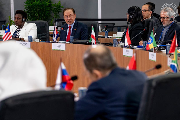 アンワル首相（奥左から２人目）は、ＢＲＩＣＳ首脳会議に出席した＝現地時間６日、リオデジャネイロ（アンワル氏の公式フェイスブックより）