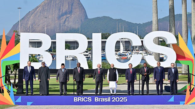 ＢＲＩＣＳ首脳会議に初参加したプラボウォ大統領（左から３人目）。写真撮影ではＵＡＥのムハンマド大統領（同２人目）と南アフリカのラマポーザ大統領（同４人目）の間に収まった。ロシアのプーチン大統領と中国の習近平国家主席は現地参加を見送った＝６日、ブラジル・リオデジャネイロ（インドネシア大統領府提供）