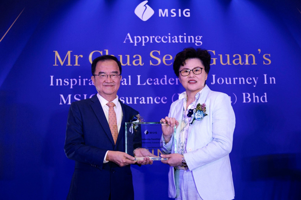 ＭＳＩＧマレーシアのアンＣＥＯ（右）から感謝状を受け取るチュア前ＣＥＯ（同社提供）