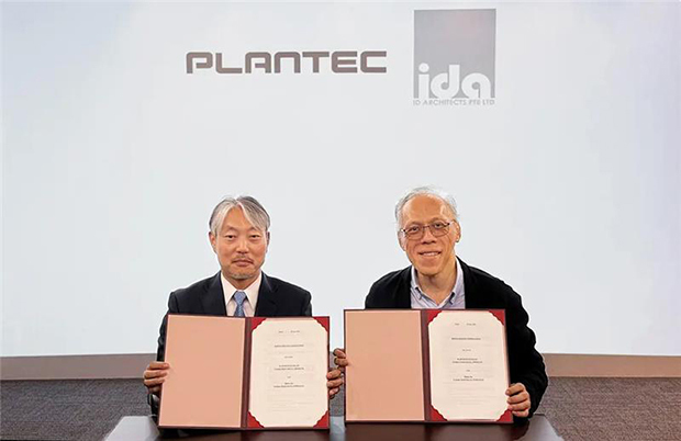 覚書を締結したプランテック社長の小山直行氏（左）とＩＤアーキテクツ幹部のジン・スン氏（プランテック提供）
