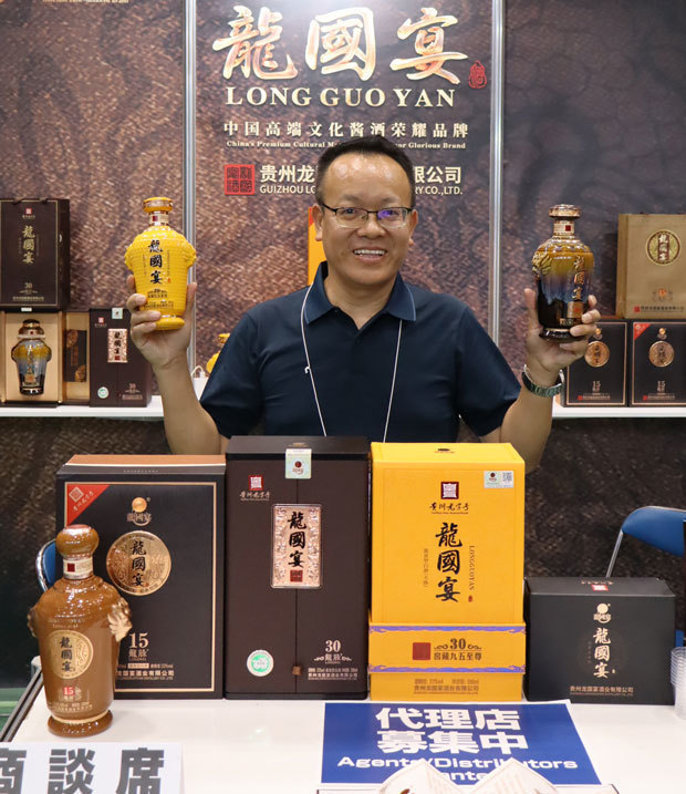 白酒を売り込む貴州龍国宴酒業の馬忠福社長＝９日、東京