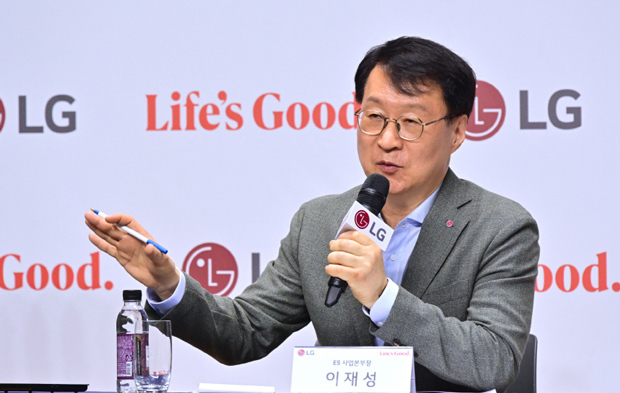 ８日開いた記者懇談会で説明するＥＳ事業本部長の李載星（イ・ジェソン）副社長（ＬＧ電子提供）