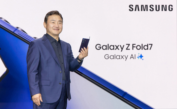 新型の折り畳みスマホ「ギャラクシーＺフォールド７」を紹介するサムスン電子の盧泰文（ノ・テムン）ＤＸ部門長（同社提供）