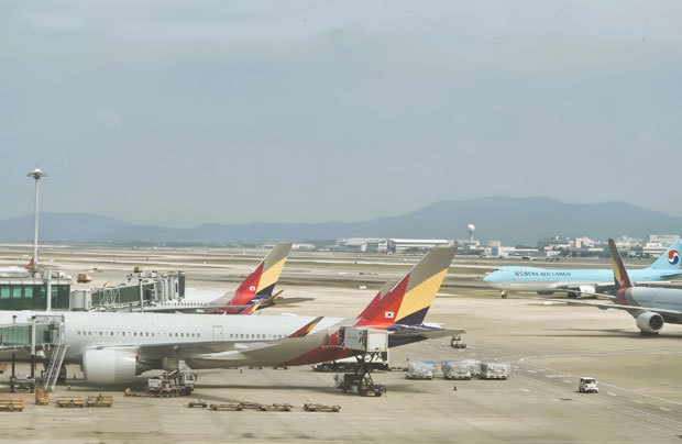 韓国の空の玄関口、仁川国際空港で出発の準備をする旅客機＝韓国・仁川、2025年６月14日（ＮＮＡ撮影）