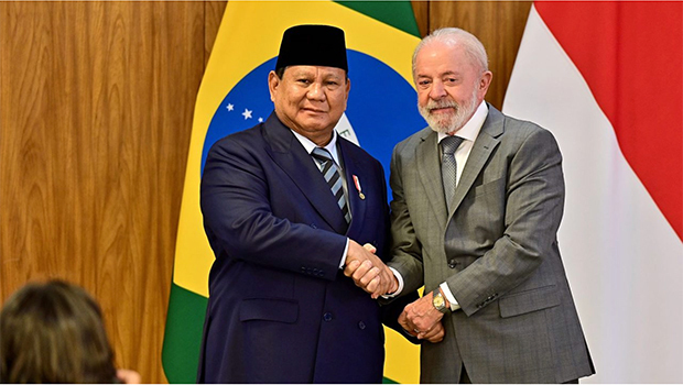 握手するプラボウォ大統領（左）とブラジルのルラ大統領＝９日、ブラジル・ブラジリア（インドネシア大統領府提供）