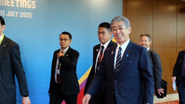 日ＡＳＥＡＮ外相会議などに出席した岩屋氏（手前）＝10日、クアラルンプール（ＮＮＡ撮影）