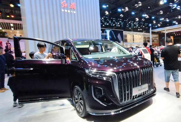 インドモービルは中国第一汽車集団の高級車ブランド「紅旗」と販売代理店契約を締結した。写真は同ブランドのプラグインハイブリッド車（ＰＨＶ）＝24年11月、中国・広州市（ＮＮＡ撮影）
