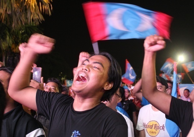 マレーシア史上初の政権交代に歓喜するＰＫＲ支持者＝18年、スランゴール州（ＮＮＡ撮影）