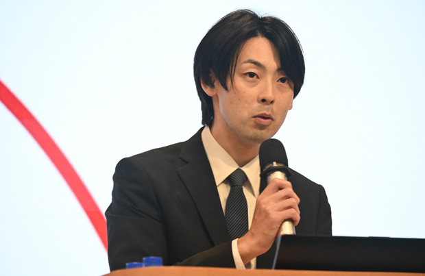 「トランプ2.0のグローバル政治・経済と台湾経済」をテーマに講演するＭＵＲＣ調査・開発本部調査部の丸山健太副主任研究員＝14日、台北（ＮＮＡ撮影）