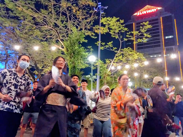  日本とマレーシアの参加者は会場に設けられたやぐらを囲んでクアラルンプール日本人学校のオリジナル曲「おひさま音頭」や「東京音頭」「花笠音頭」などを踊り、共に楽しんだ＝12日、スランゴール州（ＮＮＡ撮影）