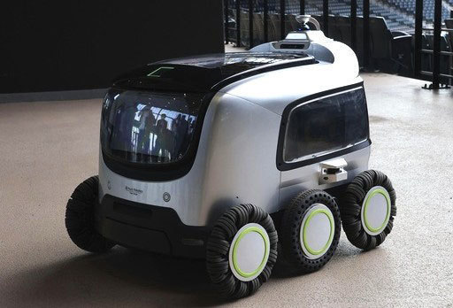 エスコンフィールド北海道でビールなどを無人販売する自動運転ロボット「Ｙｏｕｒｓ」＝11日、北海道北広島市（共同）