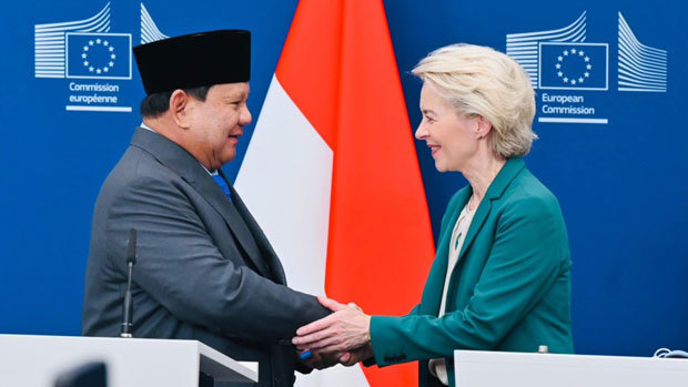 インドネシアのプラボウォ大統領（左）とＥＵのフォンデアライエン欧州委員長＝13日、ベルギー・ブリュッセル（インドネシア大統領府提供）
