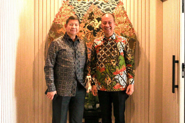 アグス産業相（右）は９日、気候・エネルギー担当の大統領特使のハシム・ジョヨハディクスモ氏と会談し、生分解性プラスチックの開発に焦点を当てた英国の技術の導入について協議した（産業省提供）