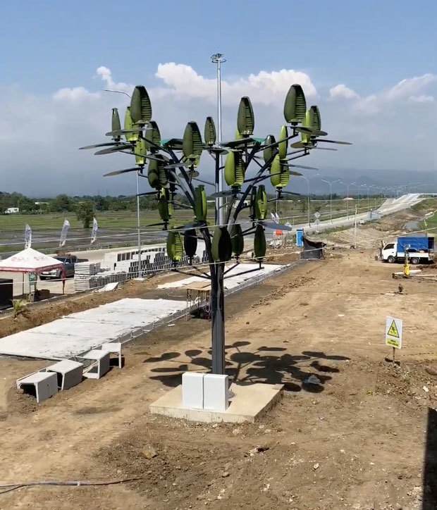国営建設アディ・カルヤが東ジャワ州プロボリンゴ県に設置した、風力と太陽光エネルギーを活用する国内初の街路樹型発電機「ハイブリッド・ウィンド・ツリー」（同社提供）