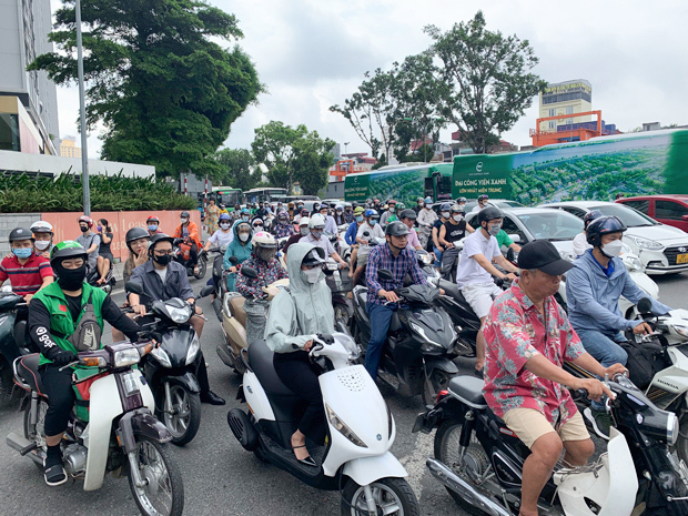 首都ハノイでは、2026年７月から市中心部でのガソリンバイクとスクーターの通行が全面禁止となる＝2023年６月、ハノイ