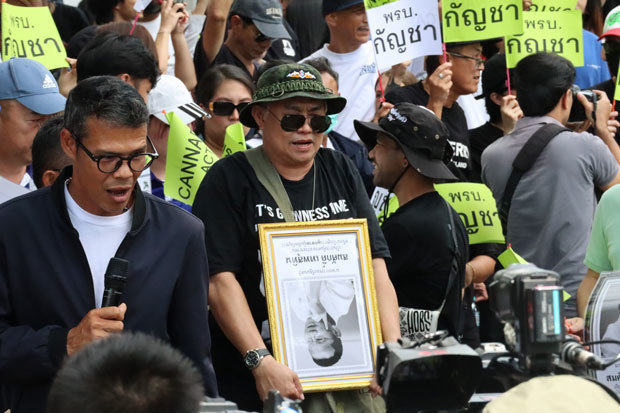 抗議集会で演説するライティング・タイランズ・カンナビス・フューチャー・ネットワークのプラシッチャイ事務局長（左）＝７日、首都バンコク北郊ノンタブリ県（ＮＮＡ撮影）