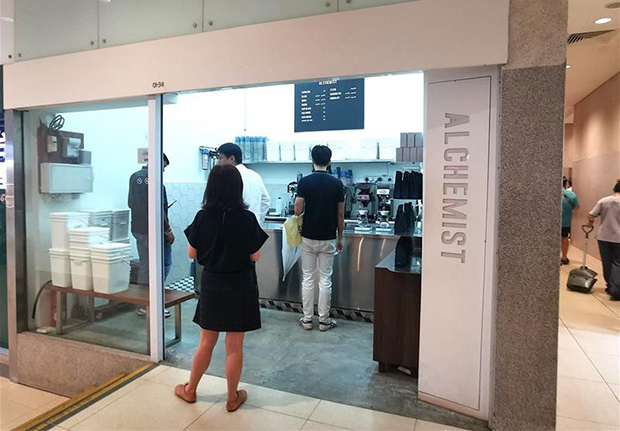 オフィスビルの一角で営業するアルケミストの店舗＝シンガポール中心部（ＮＮＡ撮影）