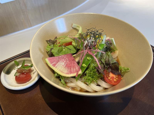 by age 18の「ぶっかけうどん」＝16日、クアラルンプール（ＮＮＡ撮影）