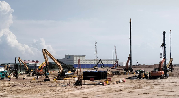 バイオ燃料製造プラントの建設現場＝６月、ジョホール州（ユーグレナ提供）