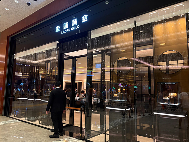 中国の老鋪黄金は先ごろ、ＩＲマリーナ・ベイ・サンズ内に海外１号店を出店した（PHOTO: TAN WEIZHEN, BT）
