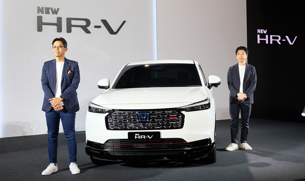 ＳＵＶ「ＨＲ―Ｖ」の新モデルの発売を発表するホンダ・マレーシアの矢崎社長兼ＣＥＯ（右）とサーリー・アドル・サルカム最高執行責任者（ＣＯＯ）＝17日、スランゴール州（ＮＮＡ撮影）