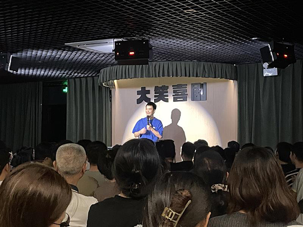 上海市人民広場近くの劇場には、脱口秀のステージに300人近くが集まった＝19日、上海市