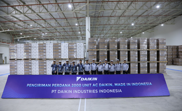 ダイキンは現地製造会社ダイキン・インダストリーズ・インドネシアの工場から2000台の家庭用エアコンを出荷した（ダイキン・エアコンディショニング・インドネシア提供）
