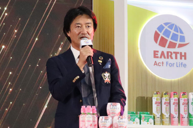 アース（タイランド）の佐藤憲太郎社長は、家庭用殺虫剤でシェア１位を目指すと話した＝７月19日、首都バンコク（ＮＮＡ撮影）