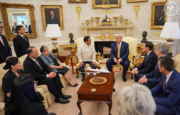 フィリピンのマルコス大統領（中央左）はトランプ米大統領と相互関税などについて話し合った＝22日、米ワシントン（フィリピン大統領府提供）