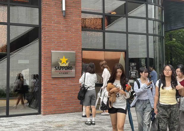 「サッポロプレミアムビールスタンド」には平日昼間にも多くの人が訪れる＝18日（ＮＮＡ撮影）
