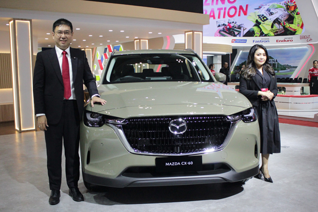 ユーロカーズ・モーター・インドネシアのリッキーＣＯＯ（左）はＧＩＩＡＳで「ＣＸ―60」の新モデルを発表した＝23日、バンテン州（ＮＮＡ撮影）