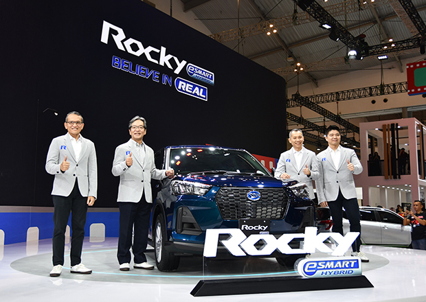 アストラ・ダイハツ・モーター（ＡＤＭ）がインドネシアで初のＨＶとして発売した小型ＳＵＶ「ロッキー」＝24日、バンテン州（ＮＮＡ撮影）