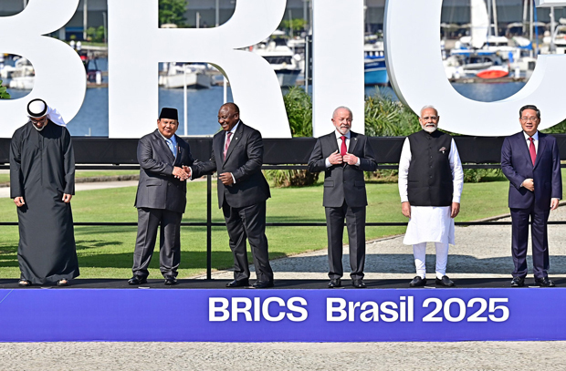 インドネシアのプラボウォ大統領（左から２人目）は就任から積極的な外交を展開し、ＢＲＩＣＳの正式メンバーとなった＝25年７月、ブラジル（インドネシア大統領府提供）