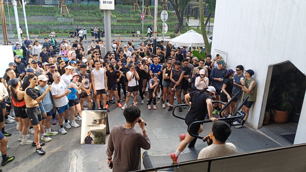 ＭＡＮＩＦＥＳＴが主催したランニングイベントの後、ランニングマシンを使ったミニゲームに参加する人と応援する周囲の人たち＝７月、ジャカルタ特別州（ＮＮＡ撮影）