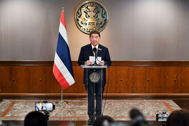 国民に向けて声明を発表するプムタム首相代行＝25日（タイ国政府提供）