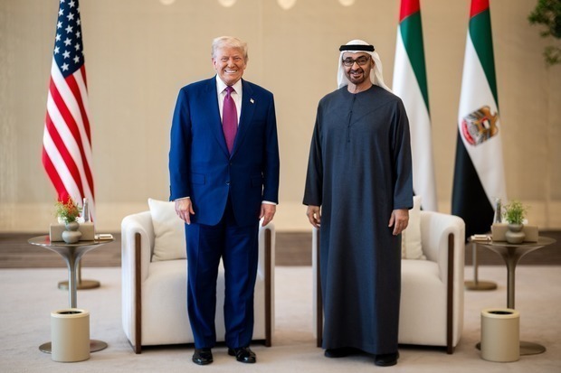 トランプ米大統領（左）は１月の就任後、初の外遊先として中東諸国を訪問し、ＵＡＥのムハンマド大統領（右）とも会談した＝５月（ホワイトハウス提供）