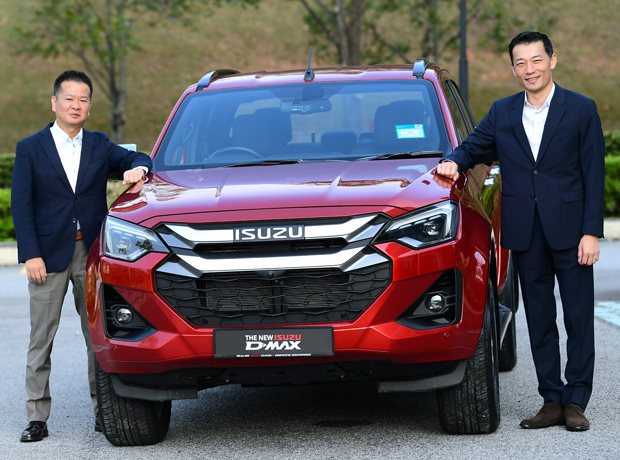 ピックアップトラック「Ｄ―ＭＡＸ」といすゞマレーシアの山口社長兼ＣＥＯ（左）、工藤ＣＯＯ（同社提供）
