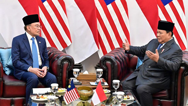 会談するプラボウォ大統領（右）とマレーシアのアンワル首相＝29日、ジャカルタ特別州（インドネシア大統領府提供）