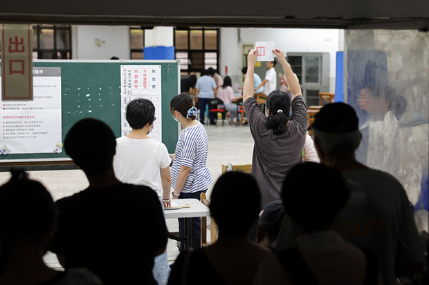 国民党の立法委員に対するリコール投票第１弾が７月26日実施され、即日開票が行われた。多くの市民が開票作業を見守った＝台北（中央通信社）